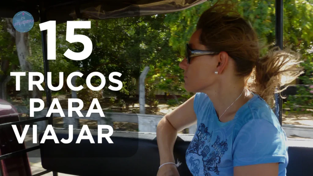 Viajera con cámara montada en un vehículo abierto con el pelo al viento en Sri Lanka. En texto escrito: 15 trucos para viajar