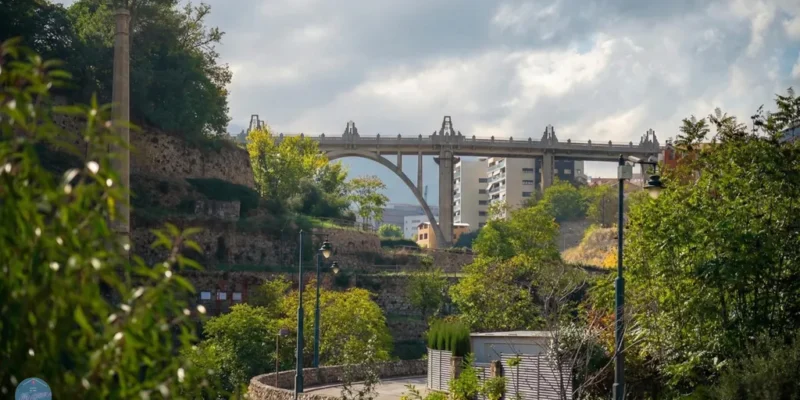 Vista del puente de Sant Jordo en la ciudad de Alcoy