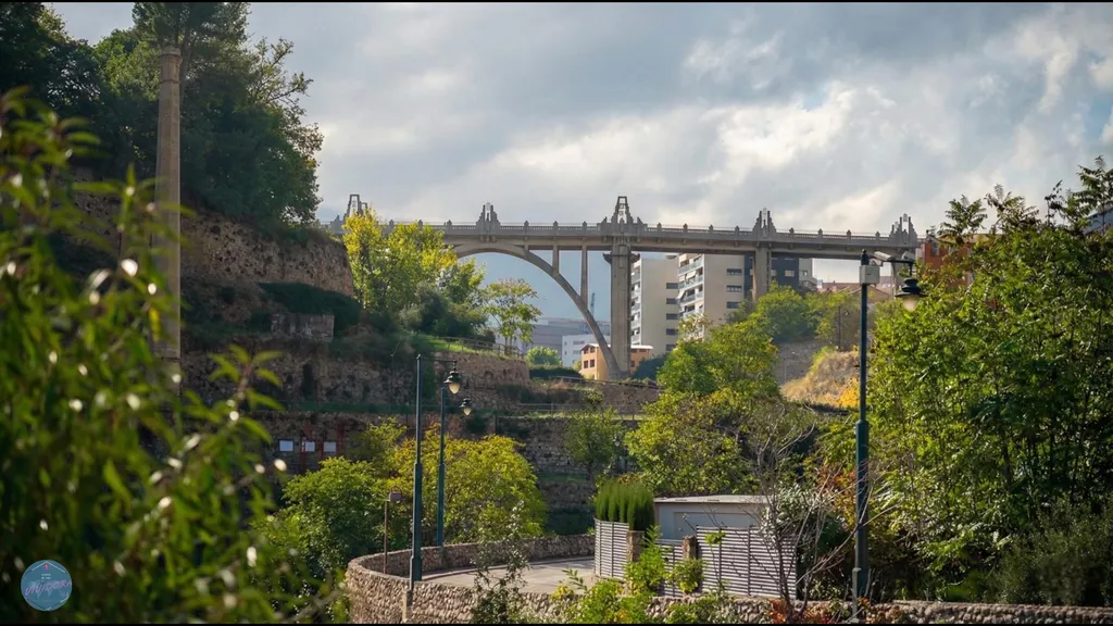 Vista del puente de Sant Jordo en la ciudad de Alcoy