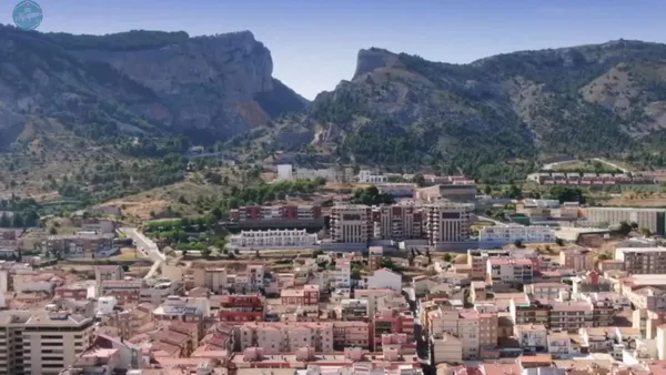 Vista de la ciudad de Alcoy rodeada de montañas