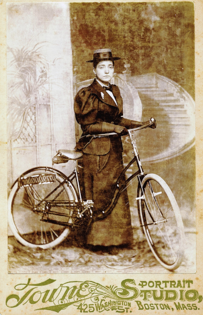 Annie_Londonderry posando con su bicicleta