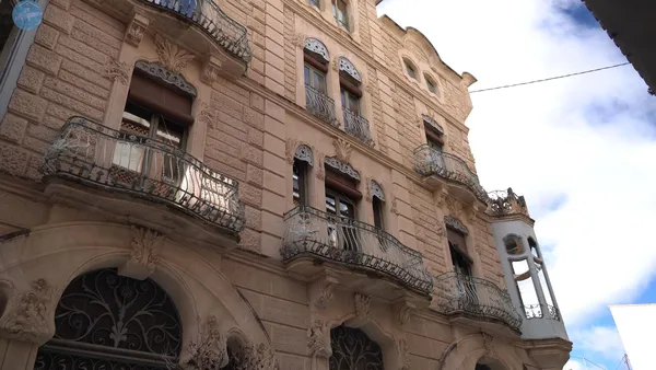 Fachada de la casa modernista Escaló. Hoy Conservatorio de Música y Danza de Alcoy