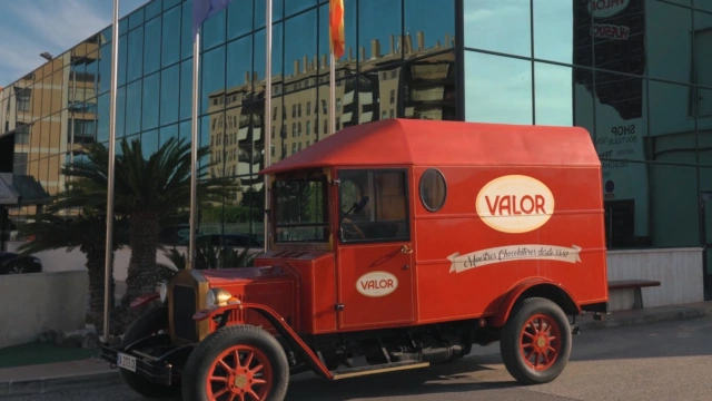 Historia y modernidad en el Museo del Chocolate, de Chocolates Valor. Histórico vehículo de reparto de la marca.