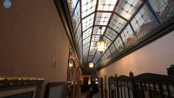 Galería interior con techo acristalado modernista en el Círculo Industrial de Alcoy.