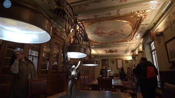 Salón modernista con lámparas de escritorio y techo decorado en el Círculo Industrial de Alcoy.