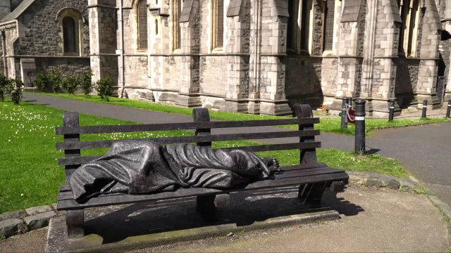 Cristo Homeless, escultura frente a Christ Church - Dublín