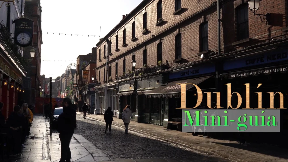 Mini guía de Dublín. Calle del barrio Temple Bar al caer la tarde