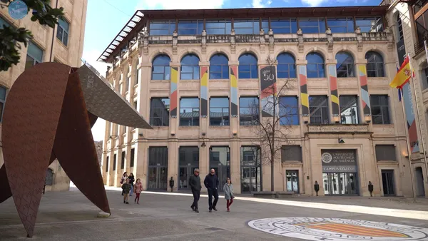 Edificios industriales, antiguas fábricas, reconvertidas como espacios universitarios de la UPV en Alcoy