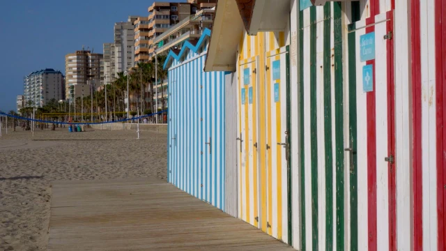 Casetas de colores junto a la playa de El Campello (Alicante)