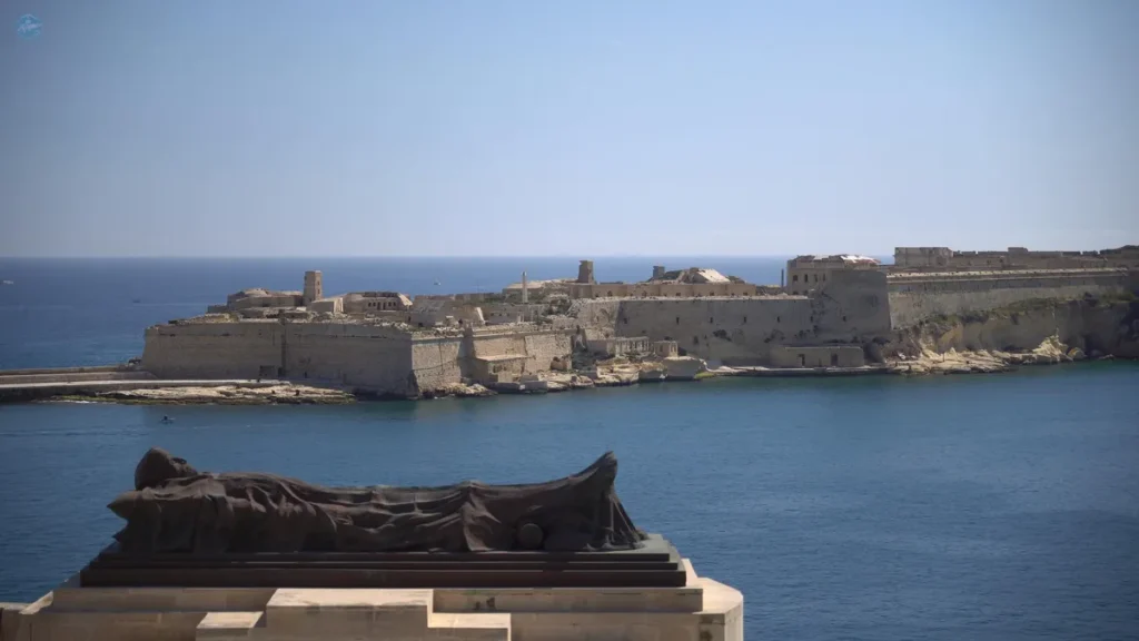 Vista del Fuerte Ricasoli en la entrada del Gran Puerto de La Valeta desde el Monumento a Cristo Rey, Malta