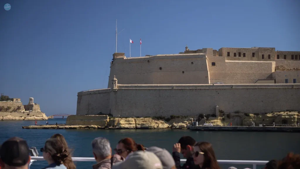 Vista del Fuerte Sant'Angelo en Birgu (Vittoriosa) desde el ferry del Gran Puerto, con la bandera maltesa ondeando sobre sus murallas