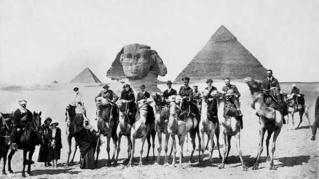 Gertrude Bell participó en la conferencia de El Cairo, en la foto entre Churchill y T.E. Lawrence