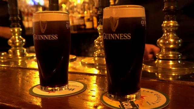 Dos pintas de cerveza Guinness en el pub Toners.