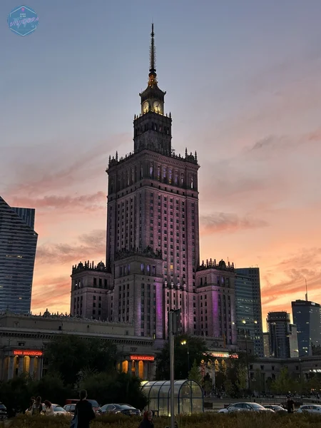 El edificio del Palacio de la Cultura, al atardecer, un recuerdo de la época de control soviético del país.