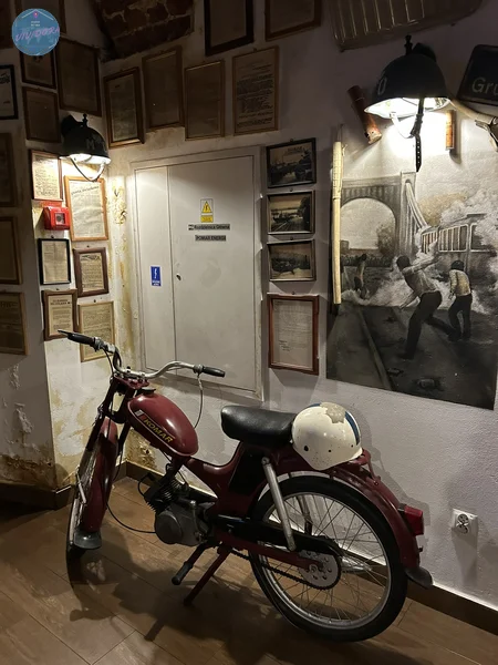 Interior del Restaurante Konspira en Wroclaw (Breslavia)-Polonia con reliquias de la época comunista.