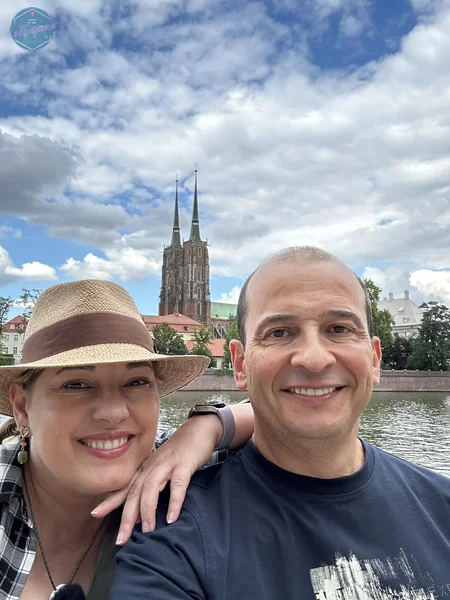 Cruz y Javier, junto al rio en Breslavia con la catedral al fondo.