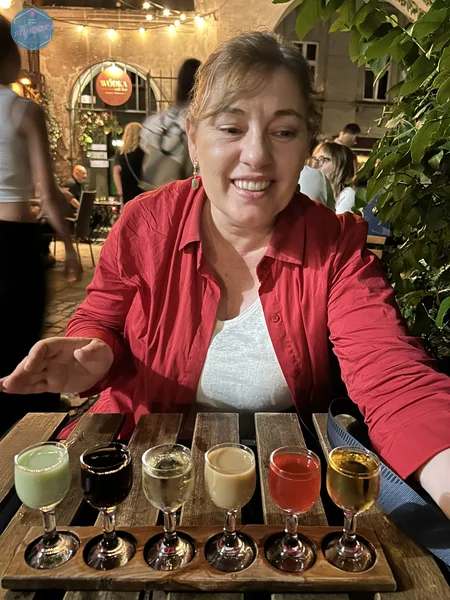 Cruz a punto de hacer una cata de vodkas de distintos sabores