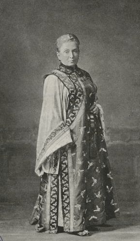 Isabella Bird ataviada con ropajes de Manchuria