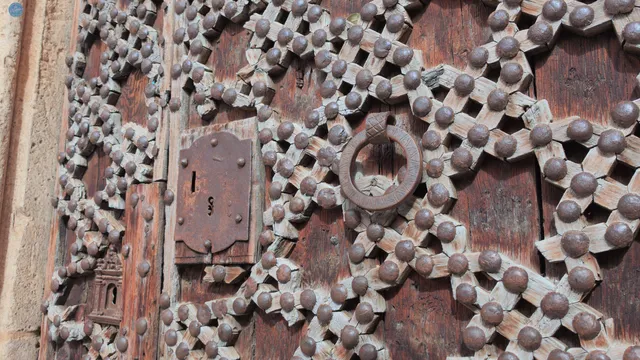 Detalle de la puerta mudejar original del portal de los apóstoles.