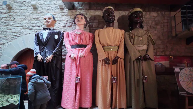 Los cuatro gigantes que pasean en las festividades de Morella, se resguardan en el interior del Ayuntamiento