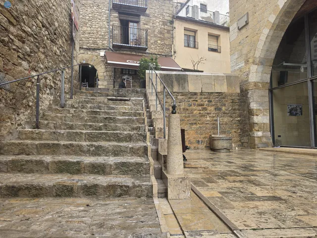 Escaleras para acceder al lateral del edificio, donde se encuentra la puerta de la carcel de Morella
