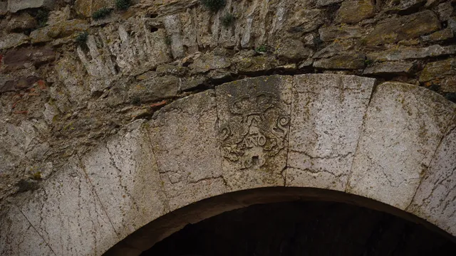 Escudo carlista sobre la puerta principal del castillo