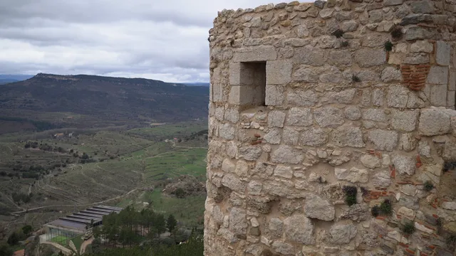 Torre y horizonte verde desde el primier anillo del Castillo de Morella