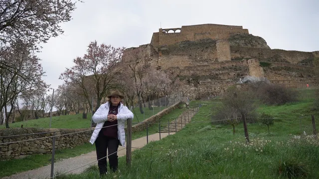 Cruz preparada para iniciar el ascenso al Castillo de morella