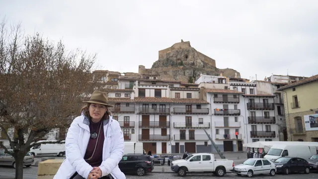 Cruz posa en el Mirador del Portal de Rey con la plaza de los Estudios y el castillo de Morella