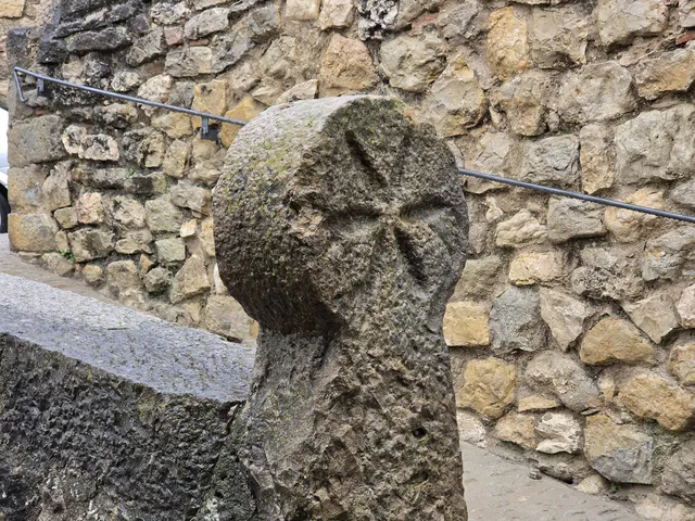 Antiguas estelas funerarias empleadas como remates en las escalinatas de piedra