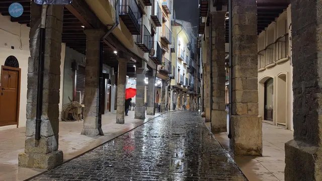 Soportales de la calle Blasco de Alagón, imagen nocturna bajo la lluvia