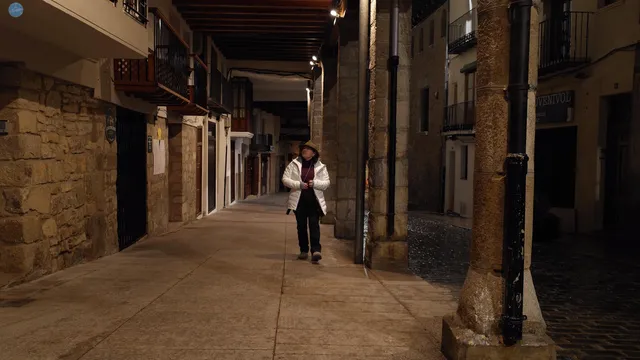 Cruz paseando bajo los soportales de la calle Blasco de Alagón