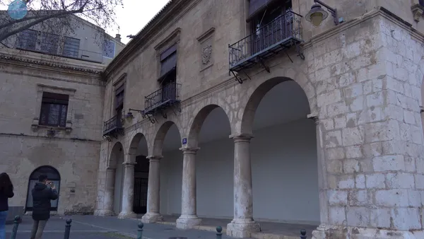 Arcos del edificio del antiguo ayuntamiento de Alcoy, hoy Museo Arqueológico de Alcoy