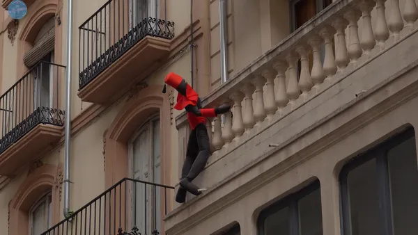 Paje de los reyes Magos adosado a un balcón de Alcoy