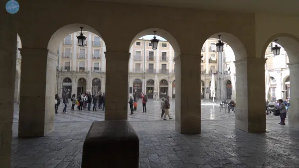 Arcos de acceso a la Plaça de Dins