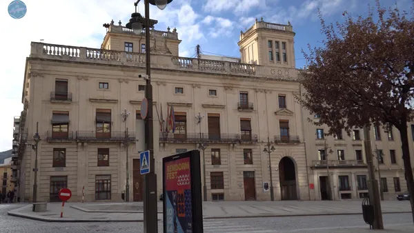 Plaza de España y fachada del Ayuntamiento de Alcoy