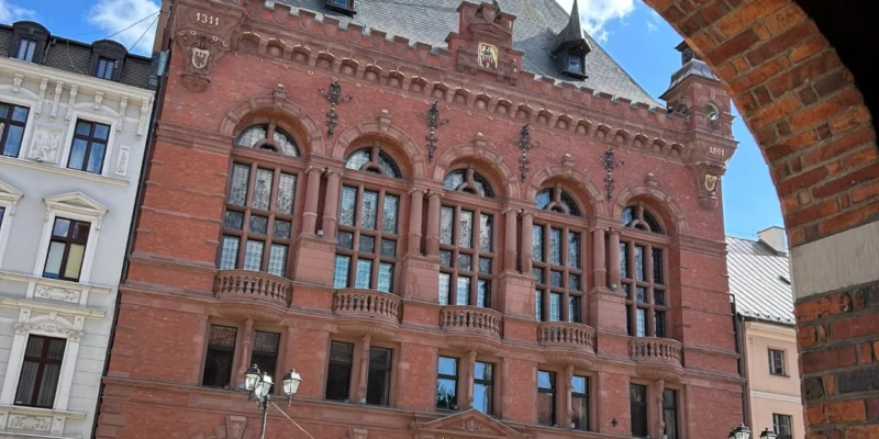 Vista de la plaza central de Torun en Polonia