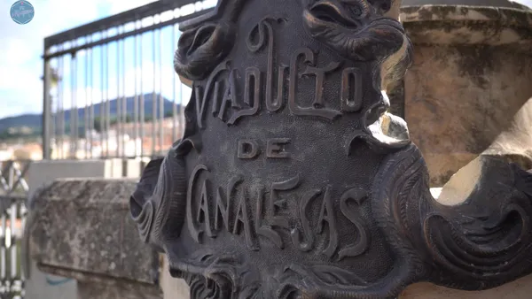 Placa metálica modernista con el nombre del Viaducto de Canalejas, en Alcoy