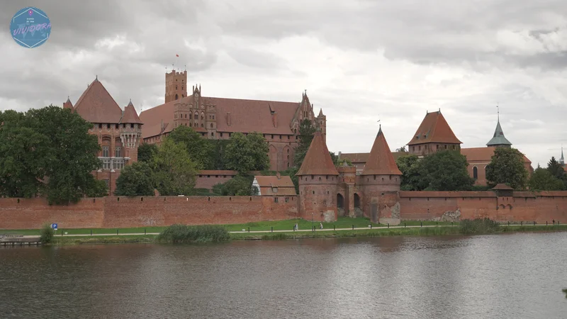 Vista del Castillo teutón de Malbork, construido enteramente de ladrillo rojo. Vista desde la otra orilla del río.