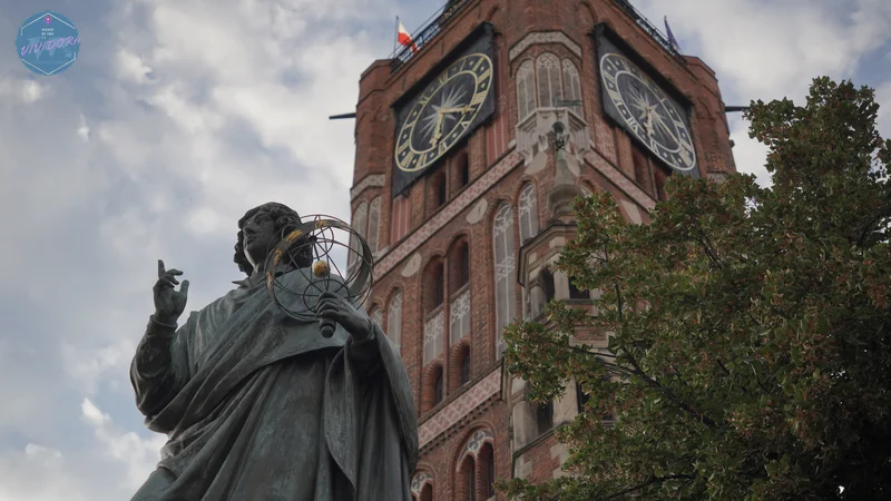 Estatua del ciudadano más ilustre de Torun: Copernico. Torre del reloj del ayuntamiento.