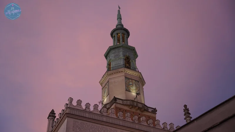 Los colores del atardecer. Torre del ayuntamiento renacentista de Poznan silueteada sobre un cielo violeta y rosado.
