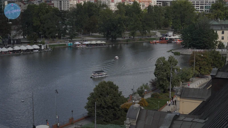 Breslavia, asentada sobre 12 islas y atravesada por distintos canales del río Odra. Más de cien puentes que hacen que esté considerada la "Venecia polaca".