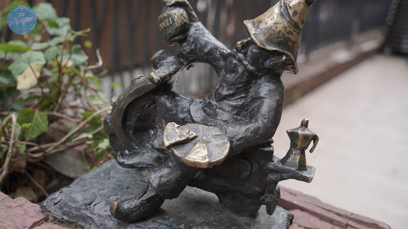 pequeña escultura de duende pizzero en la calle de los italianos de Breslavia