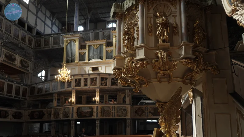 Interior de la Iglesia de la Paz de Jawor, construida enteramente de madera y sin clavos. Patrimonio de la Humanidad.