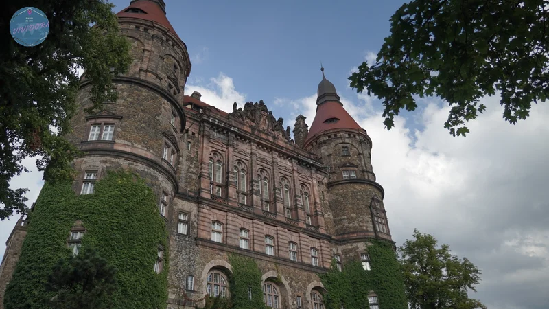 Vista del castillo de Ksiaz, desde sus bellos jardines.