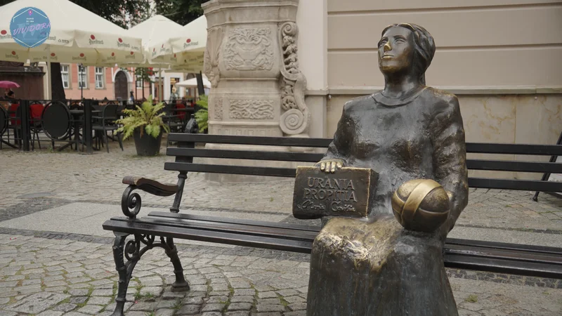 Escultura dedicada a Maria Cunitz, también llamada la "Palas de Silesia" una de las grandes mentes científicas del siglo XVII que corrigió y simplificó las tablas de Kepler.