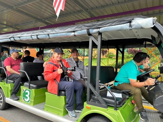 Cruz y Javier eligen el transporte eléctrico en Semenggoh-Borneo