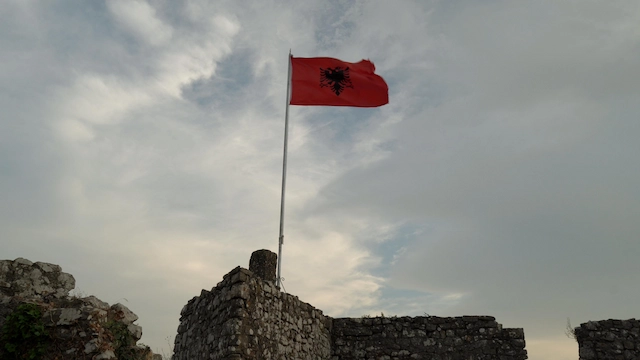 Shkoder-castillo-rozafa-bandera