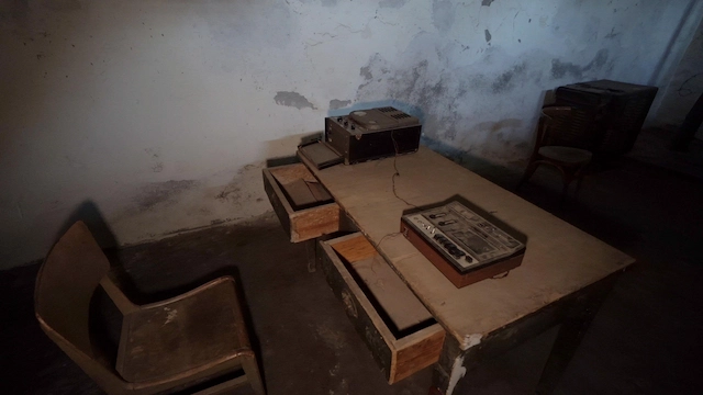 Museo Memoria del comunismo Shkoder mesa de interrogatorios