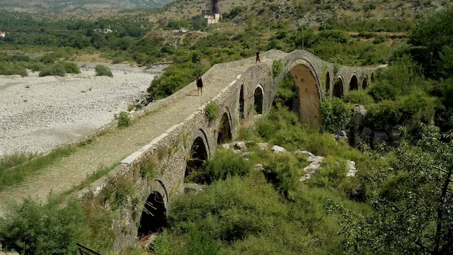 Puente otomano Ura Mesit cerca de Shkoder